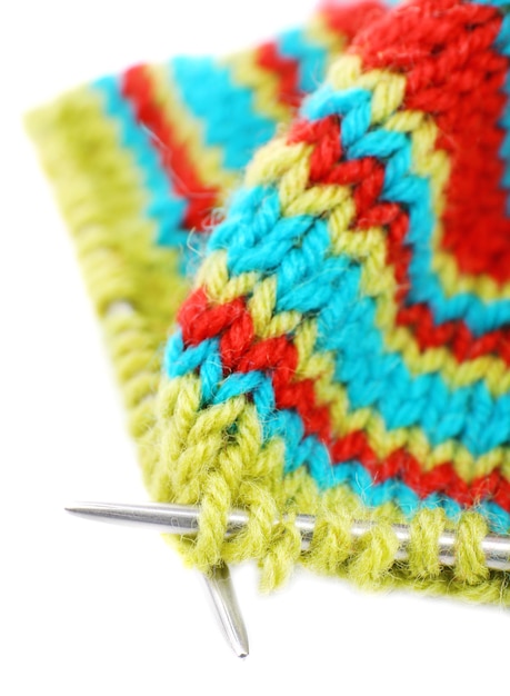 haftowane wzory na tkaninie